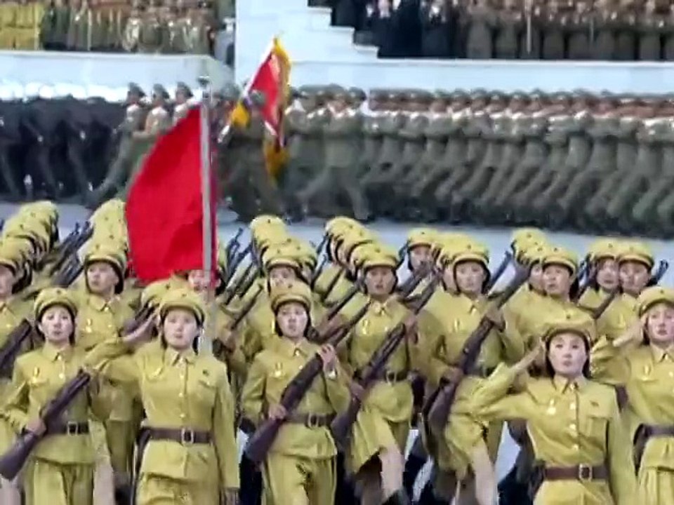 Corée du Nord: imposante parade militaire, Kim...