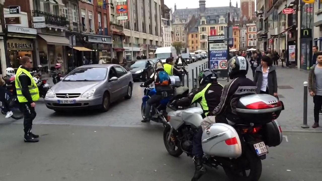 Lille: arrivée des motards en colère à Lille. Les motards bloquent la Grand place