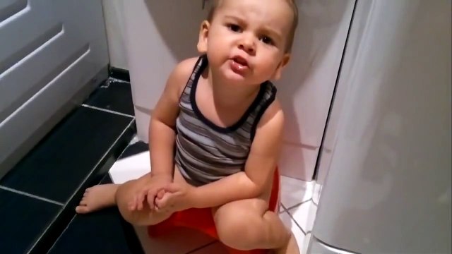 Малыш клево поет песенку