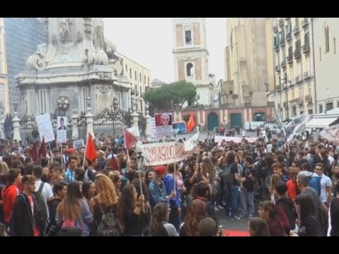 Napoli - Corteo contro La Buona Scuola , lanci di uova e petardi (09.10.15)