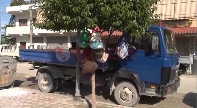 Dhjetra zanatçinj në sheshin “Omonia” në pritje të punës - Ora News- Lajmi i fundit