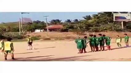 Topukla frikik attı, görenleri şaşırttı!