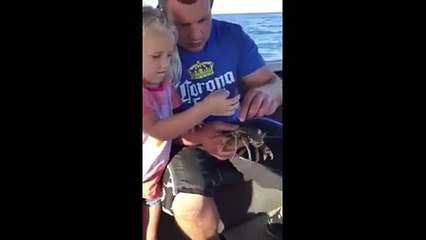 Quand une petite Fille lâche un Crabe au PIRE Endroit Possible
