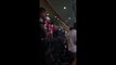 Baston entre 2 fans de NFL qui vont se jeter dans les escaliers du stade - Houston Texans