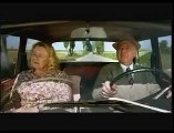 Una donna anziana si affianca in macchina, quello che sta per fare è diabolico!
