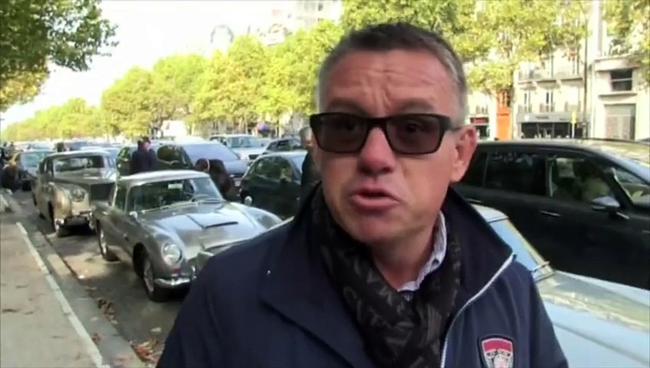 Les Aston Martin de James Bond sur les Champs Elysées