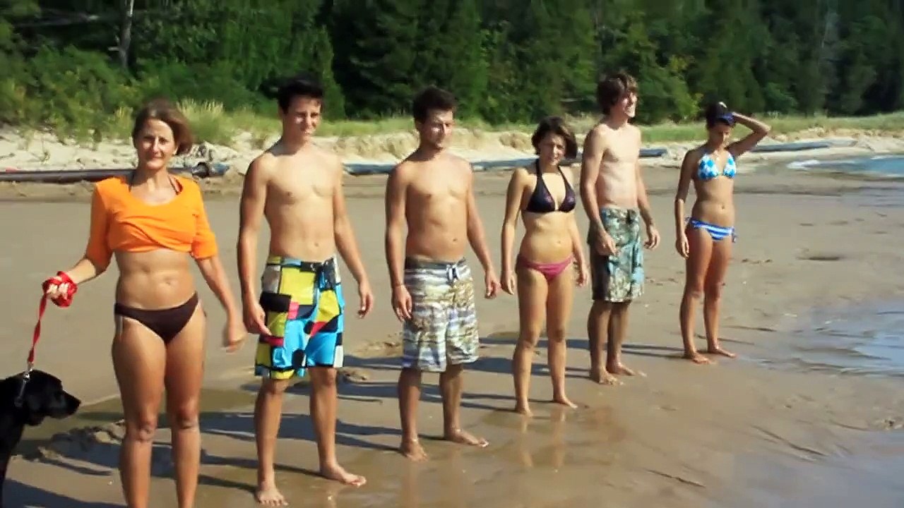 Un groupe de personnes piétine du sable mouvant