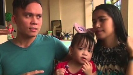 Filipine vajza e vogël akrobate e vërtetë