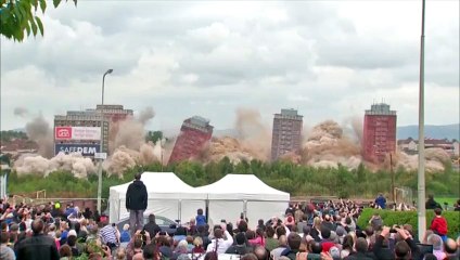 Démolition presque parfaite de 6 tours à Glasgow