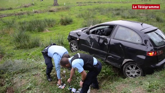 Loudéac. Une voiture abandonnée sur le toit dans un fossé