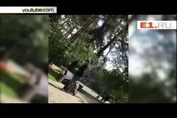 Женщина выгуливала ребенка на поводке в центре Екатеринбурга