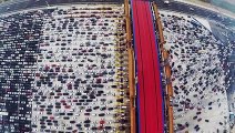 Des milliers de voitures coincées dans un embouteillage monstrueux