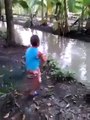 Çocuk Küçük Tuttuğu Balık Büyük