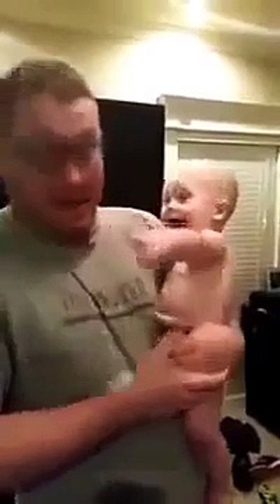 Çok Keyifli Kahkaha Atan Bebek