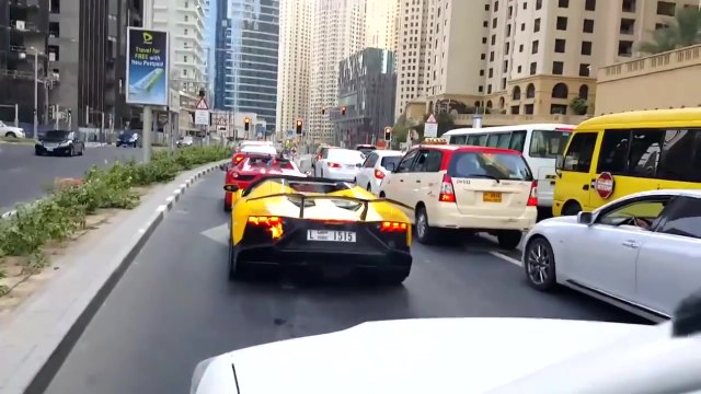 Il met le feu à sa Lamborghini en voulant faire le malin