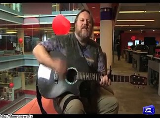 Foreigner singing 'Dil Dil Pakistan'.