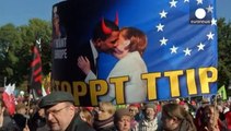 تظاهرات دهها هزار نفری در برلین، در اعتراض به طرح توافق تجارت آزاد میان اروپا و آمریکا