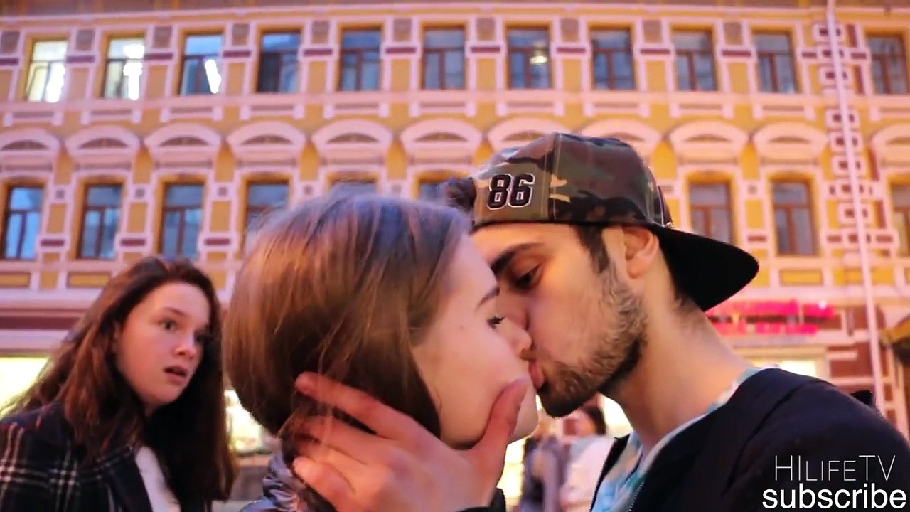 Как легко поцеловать девушку / Kissing Prank Öpüşme Şakası Как легко поцеловать девушку /