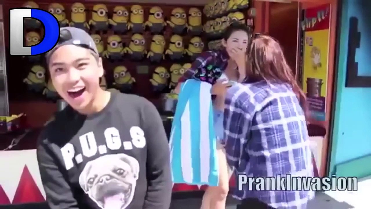 Top 3 Kissing Prank (CRAZY GROUPING IN PUBLIC!) - Prank Invasion Kissing Pranks (GONE WILD) İlk 3 Öpüşme Şakası (KAMU! DELİ GRUPLANDIRMA) - Şaka İşgal Öpüşme Şakaları (çıldırdı)