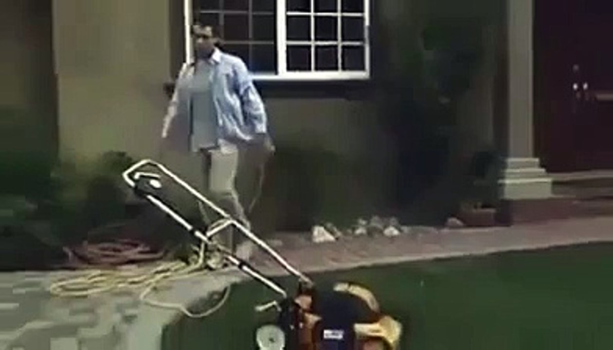 gag fail jardinage : le mec qui veut passer la tondeuse va avoir une surprise