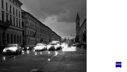 conducción nocturna en ciudad con lluvia
