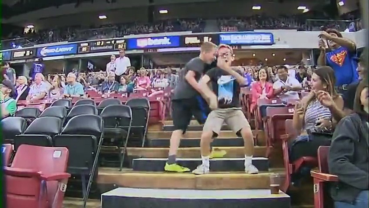 Un gamin danse pendant un match de NBA... Hilarant