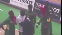 VERGONZOSO. El entrenador de Senegal agrede a una de sus jugadoras en pleno partido