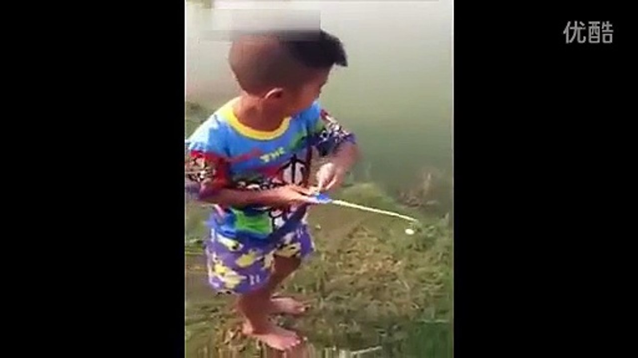小男孩用玩具鱼竿钓上真大鱼 - 视频中心 - 抓贴吧分享社区!