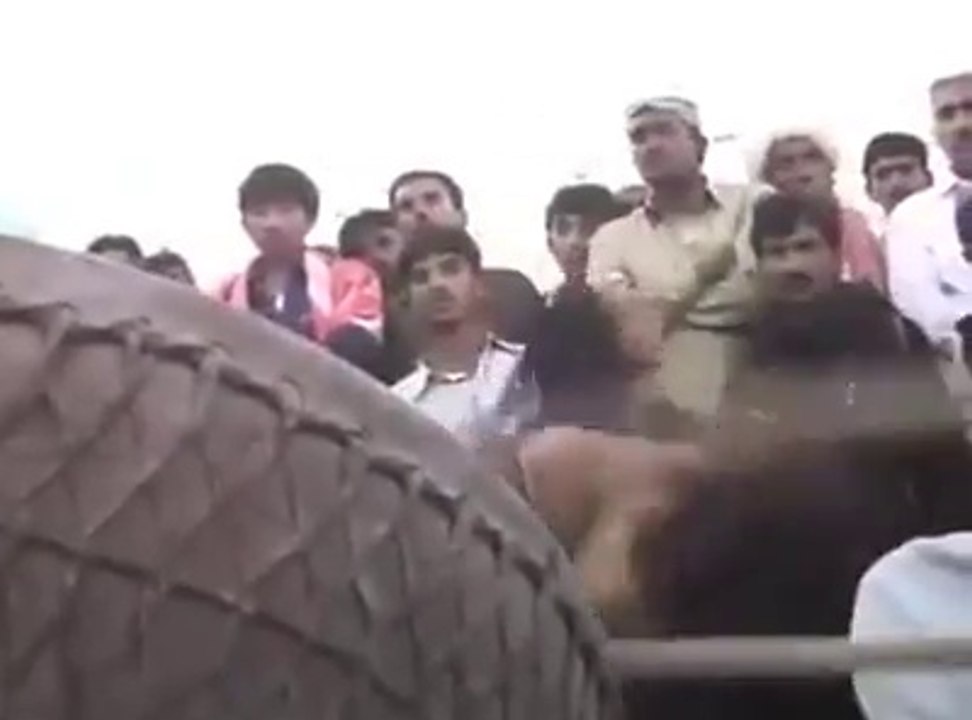 Jo ak rab par iktifa nai karta. Wo dar dar ki tohkren kahta hay