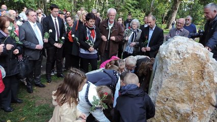 UNE STELE DEDIEE A L'ENFANCE BRISEE