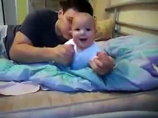 Папа играет с сыном