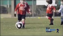 Des gamins jouent au foot comme des vrais pro!