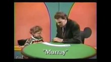 A criança a interrompe no meio do programa de tv para revelar uma quarta carta escondida!