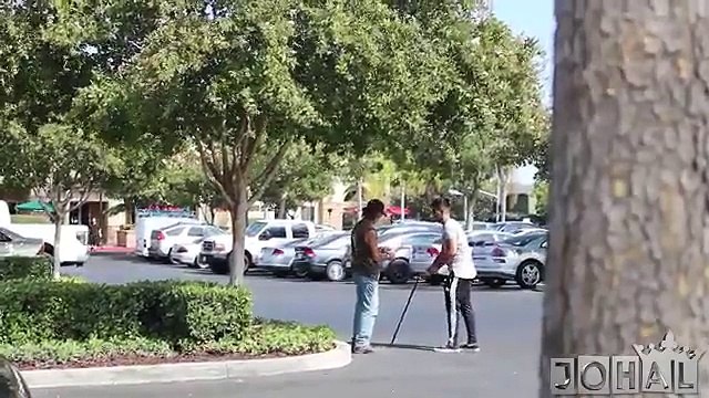 Aveugle, il gagne 500 dollars à la loterie et montre le ticket aux passants