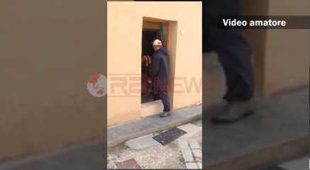 I përmbytet shtëpia, qytetarja në Vlorë: Të na sjellin një autobot, s’kemi ku flemë