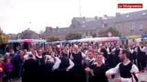 Guingamp. Bagad et cercle celtique à la foire Saint-Michel