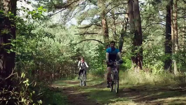 Pub Edeka Livraison de pommes par un agriculteur en mode fou du volant