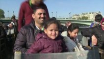 Des réfugiés découvrent Paris en bateau-mouche