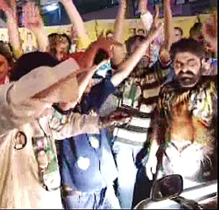 Ayaz Sadiq NA122 me Jeet Rahe Han ki Khabar ke bad PMLN ki celebratio sharoo ho gie