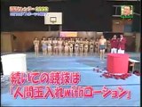 Japon : les candidats glissent sur le corps des jolies jeunes femmes en bikini