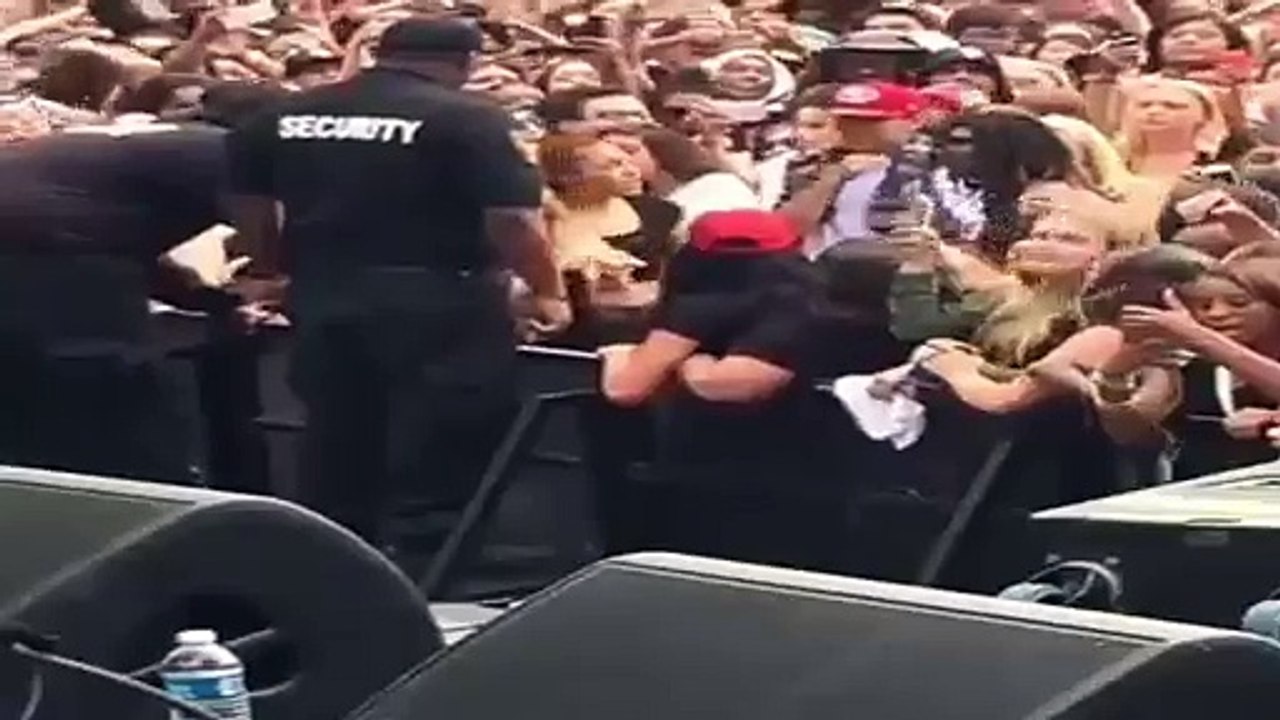 Un mec défie la sécurité pendant un concert à Sacramento