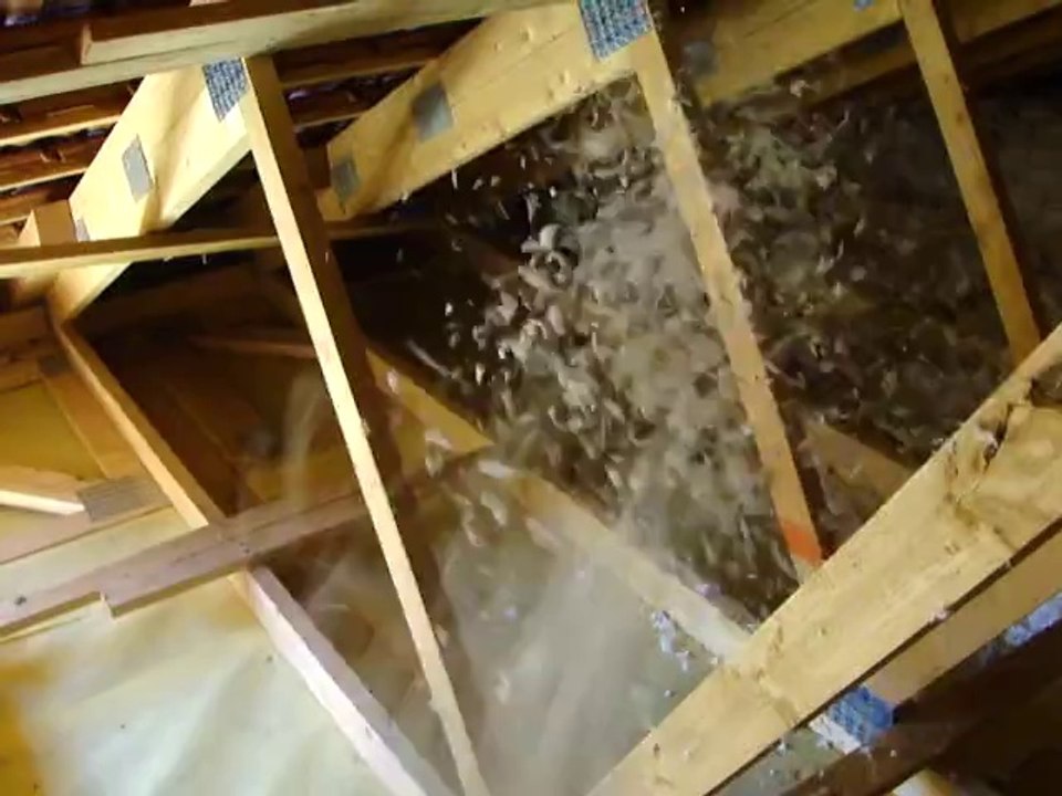 Soufflage laine de verre dans combles perdus Gîte de Galance