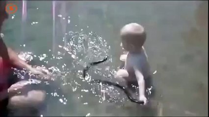 Bebeğin su yılanı ile savaşı çok komik video izle,video seyret
