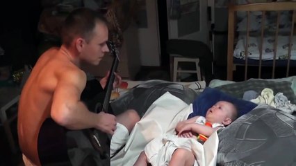Молодой папа укладывает малыша спать!