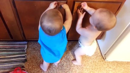 Пока родители были заняты, малыши нашли себе очень увлекательное занятие...