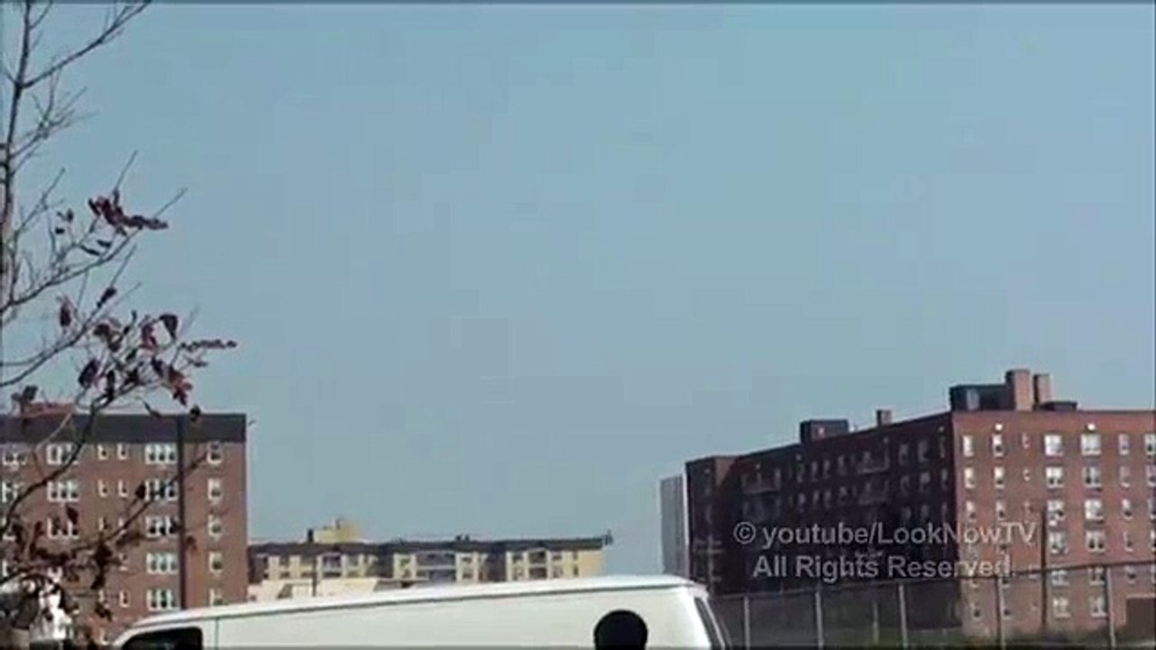 Hélicoptères militaires escortant un ovni