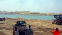 التكريك فى منطقة نقل مياه النيل اسفل قناة السويس الجديدة أبريل 2015