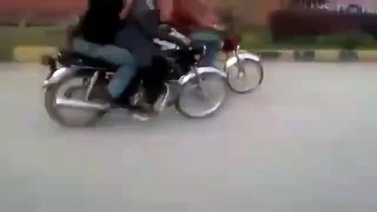 Tải video: Amazing Pakistani Bikers Stunts 2015