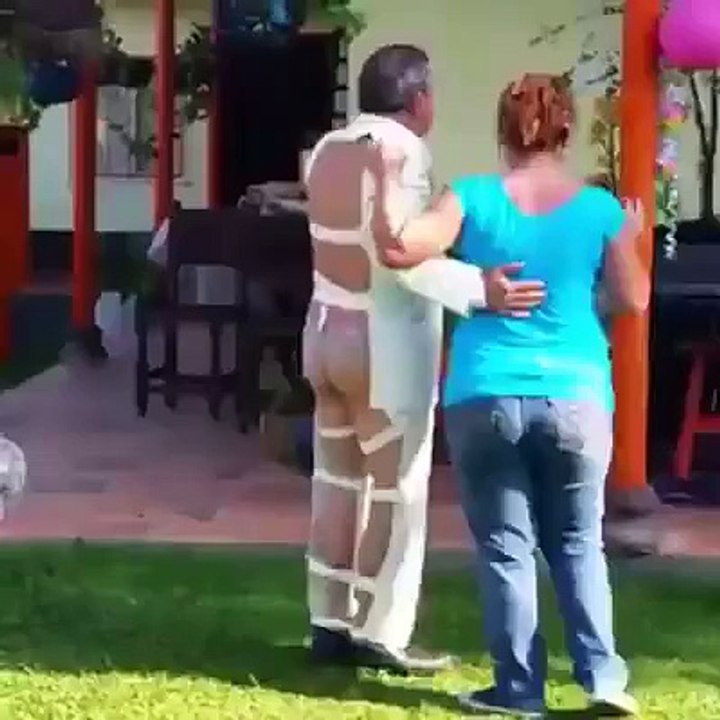 Hombre hace broma en fiesta