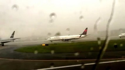 Riprende un aereo mentre sta per partire il suo, guardate cosa avviene...